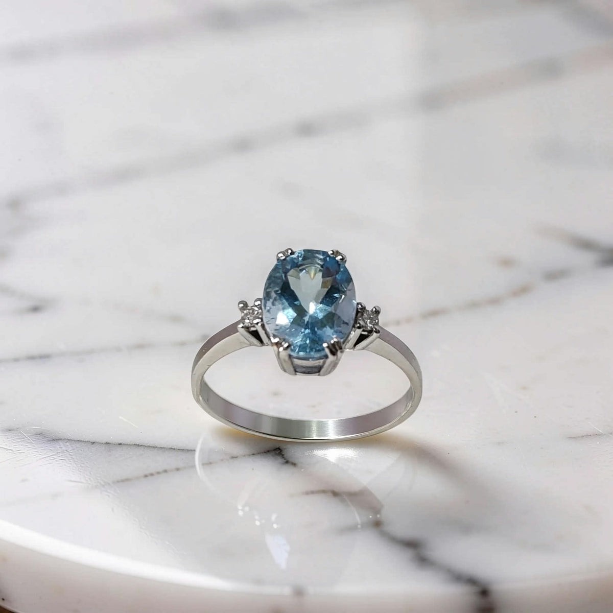 Anello oro bianco 18kt con acquamarina naturale ovale 1,60 ct e due diamanti laterali, vista frontale