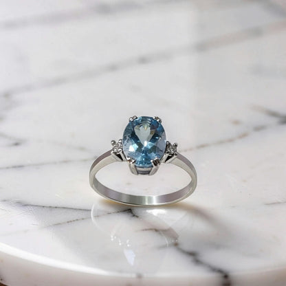 Anello oro bianco 18kt con acquamarina naturale ovale 1,60 ct e due diamanti laterali, vista frontale
