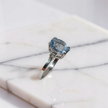 Anello con acquamarina ovale 1.60 carati e 2 diamanti ai lati della pietra, in oro bianco 18kt, vista di profilo
