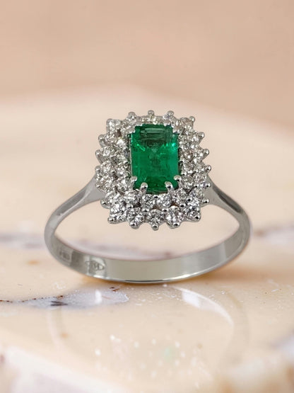 Anello oro bianco 18kt con smeraldo naturale 0,47 ct taglio smeraldo e due giri di diamanti, vista frontale