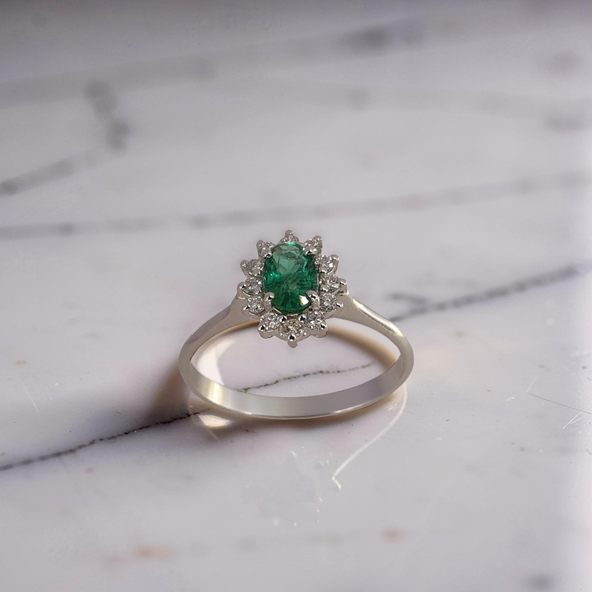  Anello in oro bianco 18kt, smeraldo 0,36 ct, diamanti 0,11 ct G/VS1. Smeraldo naturale e diamanti selezionati con cura da Meteore Gioielli.