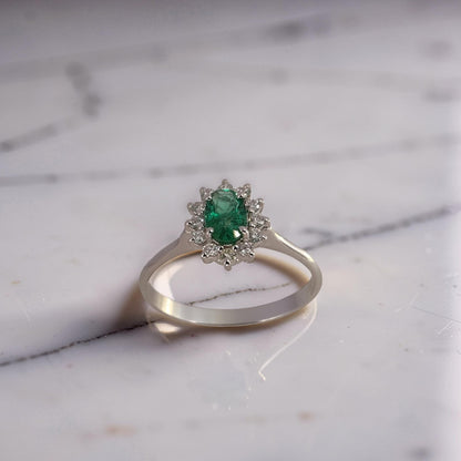  Anello in oro bianco 18kt, smeraldo 0,36 ct, diamanti 0,11 ct G/VS1. Smeraldo naturale e diamanti selezionati con cura da Meteore Gioielli.