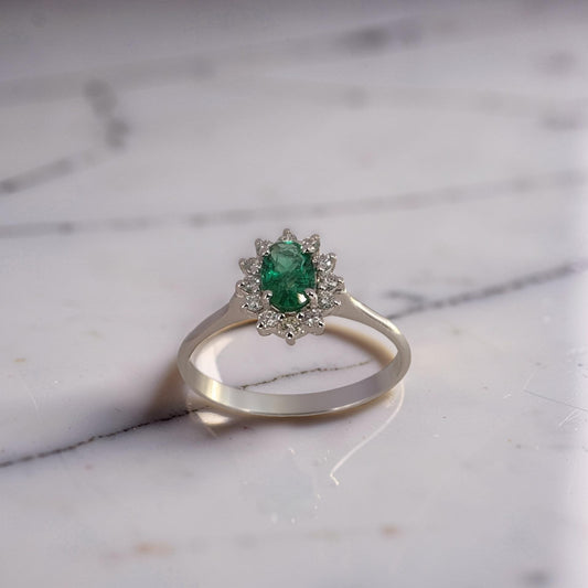  Anello in oro bianco 18kt, smeraldo 0,36 ct, diamanti 0,11 ct G/VS1. Smeraldo naturale e diamanti selezionati con cura da Meteore Gioielli.