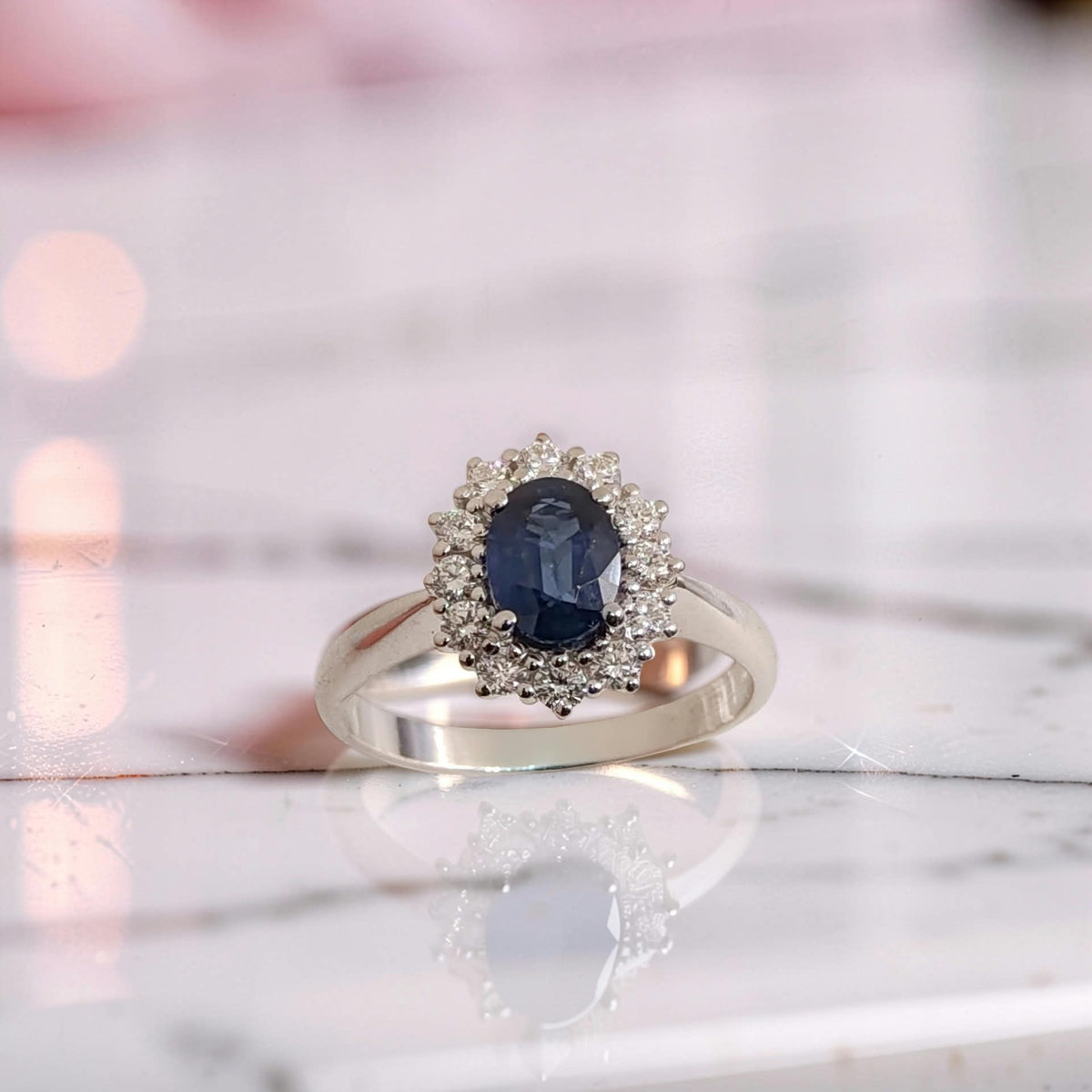 anello oro bianco 18kt con zaffiro blu naturale ovale 1,04 ct e halo di 12 diamanti 0.36 ct design meteore gioielli