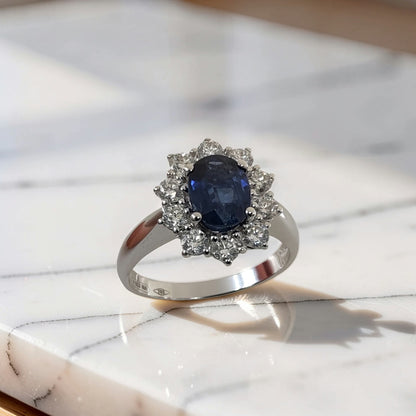 Anello oro bianco 18kt con zaffiro blu naturale ovale 1,62 ct e halo di diamanti, vista frontale