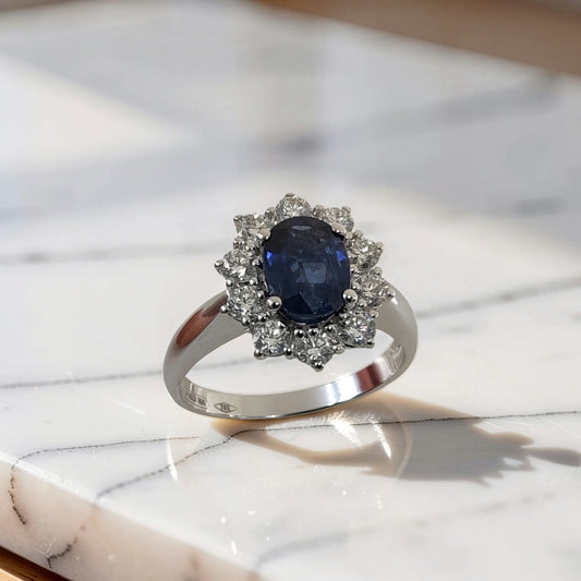 Anello oro bianco 18kt con zaffiro blu naturale ovale 1,62 ct e halo di diamanti, vista frontale