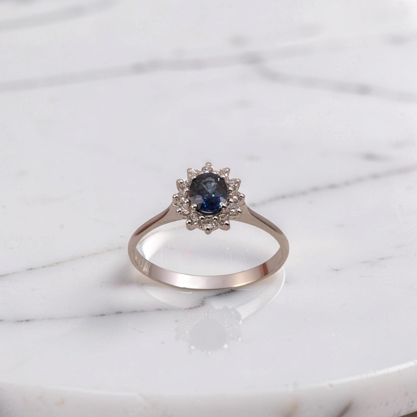 anello in oro bianco 18kt con zaffiro naturale 0,41 ct e diamanti 0,10 ct g/vs1. un connubio di colore ed eleganza senza tempo.
