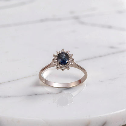 Anello in oro bianco 18kt con zaffiro naturale 0,41 ct e diamanti 0,10 ct G/VS1. Un connubio di colore ed eleganza senza tempo.