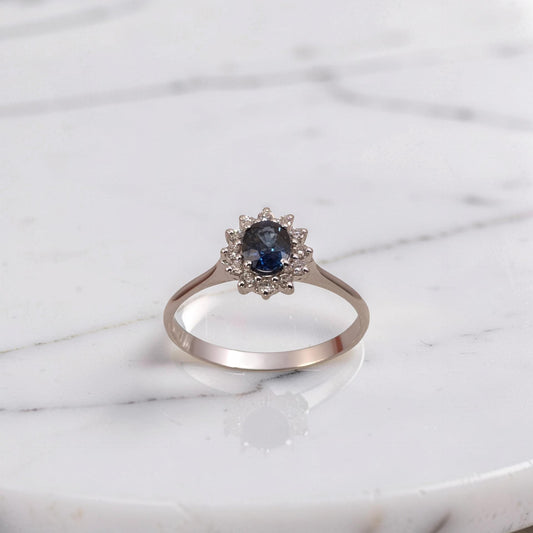 Anello in oro bianco 18kt con zaffiro naturale 0,41 ct e diamanti 0,10 ct G/VS1. Un connubio di colore ed eleganza senza tempo.