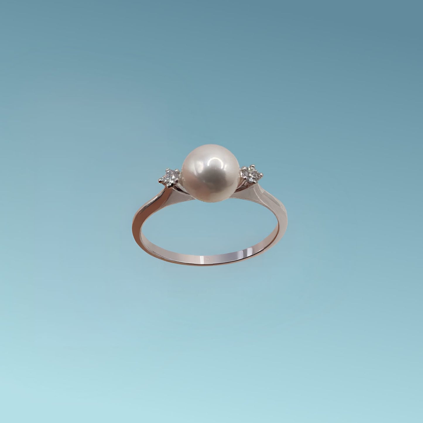 anello in oro bianco 18kt di mirco visconti presenta una perla di coltivazione in acqua dolce diam 6.5-7 con due diamanti naturali ai lati  di 0.07ct 