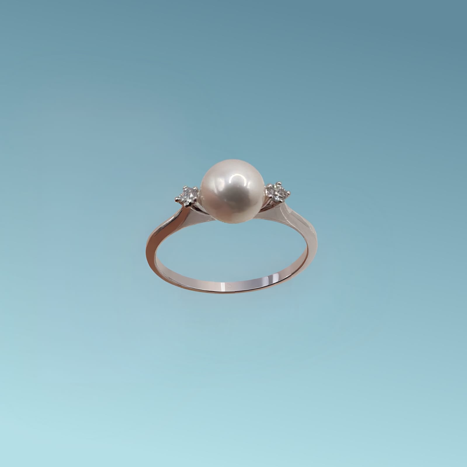 anello in oro bianco 18kt di Mirco Visconti presenta una perla di coltivazione in acqua dolce diam 6.5-7 con due diamanti naturali ai lati  di 0.07ct 