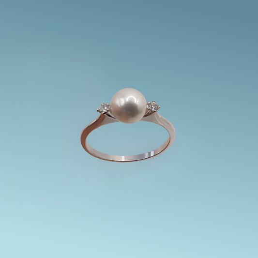 anello in oro bianco 18kt di Mirco Visconti presenta una perla di coltivazione in acqua dolce diam 6.5-7 con due diamanti naturali ai lati  di 0.07ct 