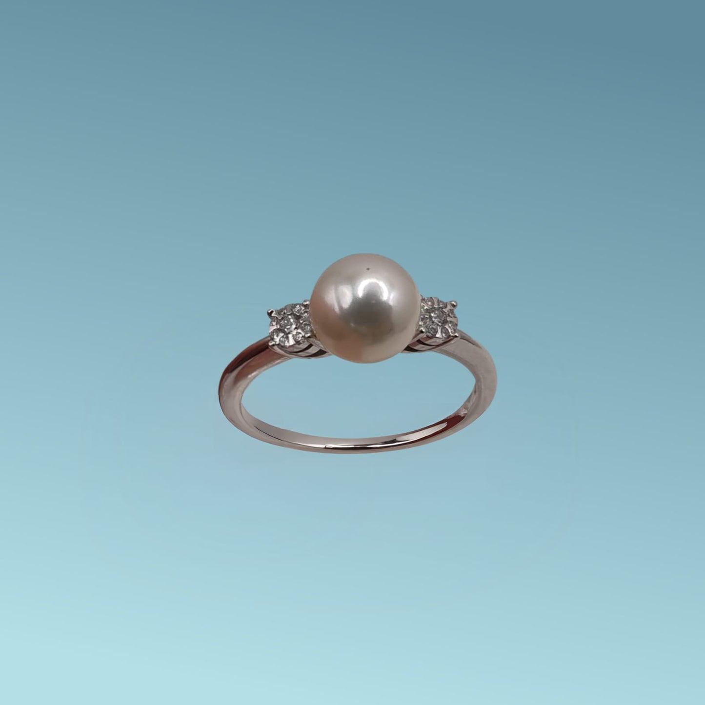 anello in oro bianco 18kt di mirco visconti presenta una perla di coltivazione in acqua dolce diam 6.5-7 con due diamanti naturali  ai lati  di 0.07ct 