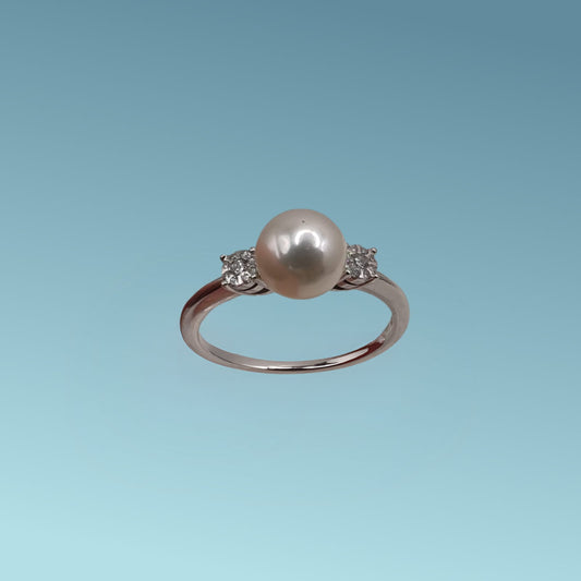 anello in oro bianco 18kt di Mirco Visconti presenta una perla di coltivazione in acqua dolce diam 6.5-7 con due diamanti naturali  ai lati  di 0.07ct 