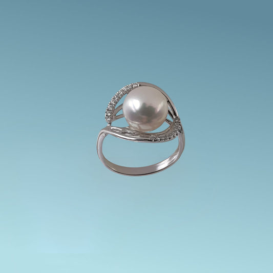 anello di Meteore Gioielli in oro bianco 18kt presenta una luminosa perla Akoya giapponese rotonda di 9-9.5 mm con diamanti naturali  di 0,10 ct