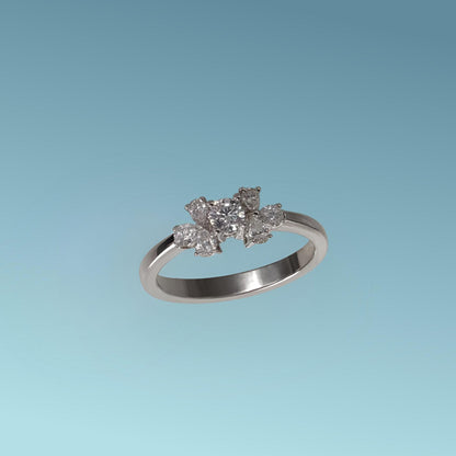 Anello Solitario in oro bianco 18kt di Meteore Gioielli con diamante naturale taglio brillante ct 0.28 G/VS al centro e un contorno di 6 diamanti naturali taglio pear ct 0.15 G/VS