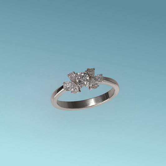 Anello Solitario in oro bianco 18kt di Meteore Gioielli con diamante naturale taglio brillante ct 0.28 G/VS al centro e un contorno di 6 diamanti naturali taglio pear ct 0.15 G/VS