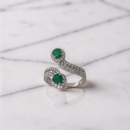 Anello di lusso in oro bianco 18 carati con smeraldi verdi naturali e diamanti brillanti.