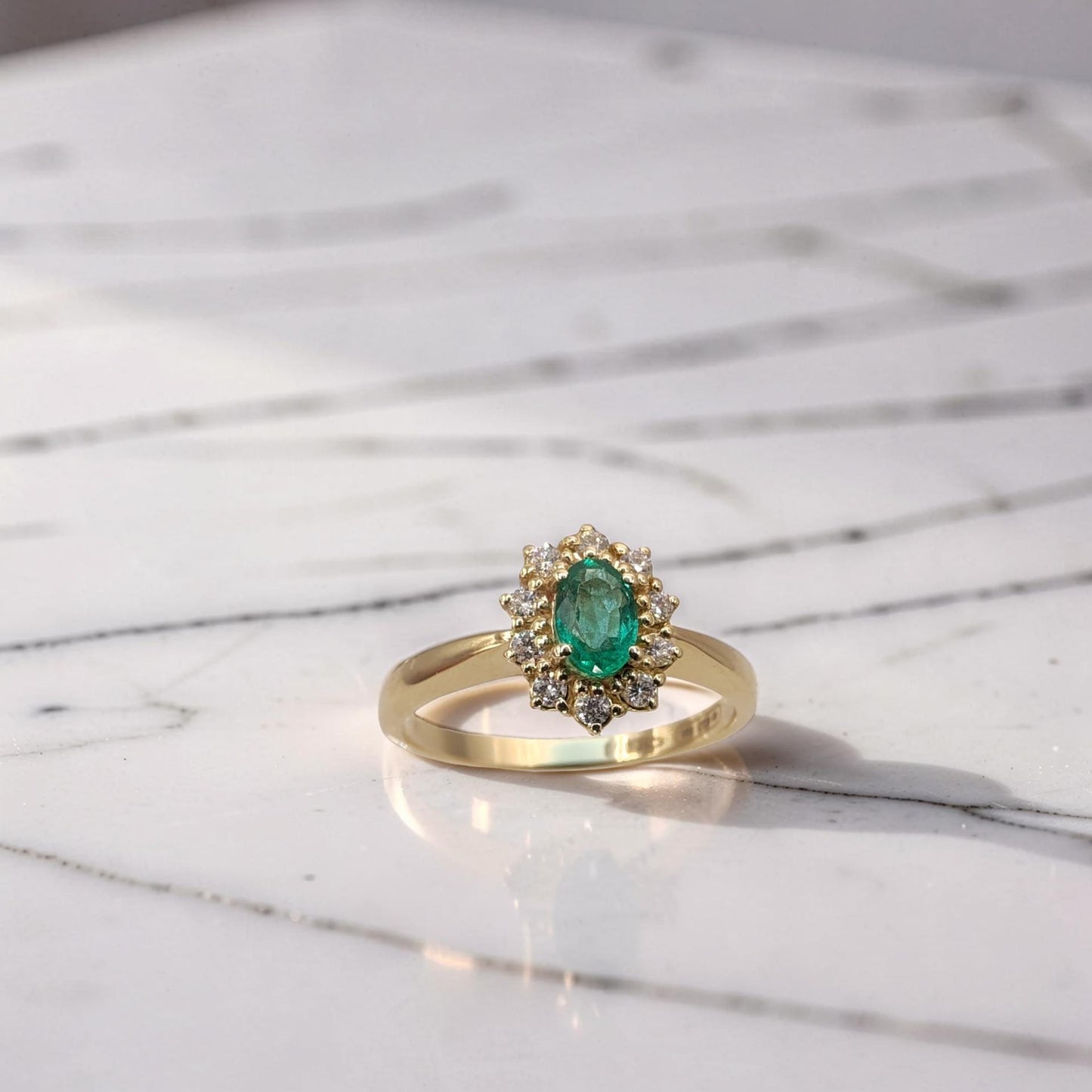 anello in oro giallo 18kt con smeraldo naturale da 0.42 ct e diamanti da 0.21 ct  g vs1 di meteore gioielli