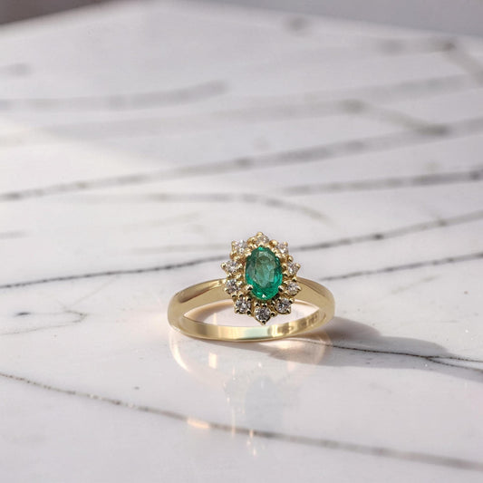 Anello in Oro Giallo 18Kt con Smeraldo Naturale da 0.42 ct e Diamanti da 0.21 ct  G VS1 di Meteore Gioielli