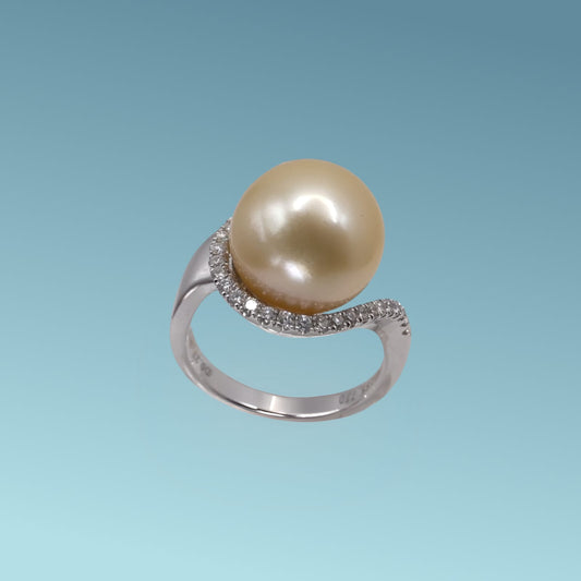 Anello in oro 18kt di Meteore Gioielli con perla Gold  dei Mari del sud pacifico di diametro 12-12/5 abbracciata da una fila di diamanti naturali 0.27 ct