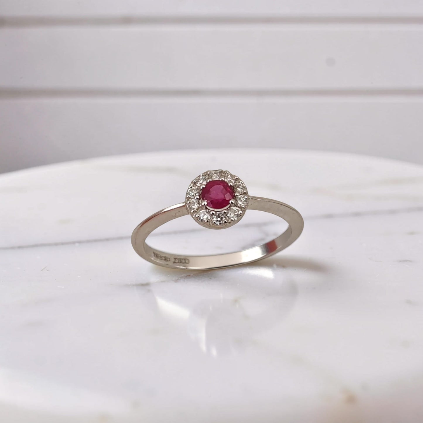 anello in oro bianco 18kt con rubino centrale taglio rotondo 0.22 ct e diamanti naturali 0.11 ct g vs1