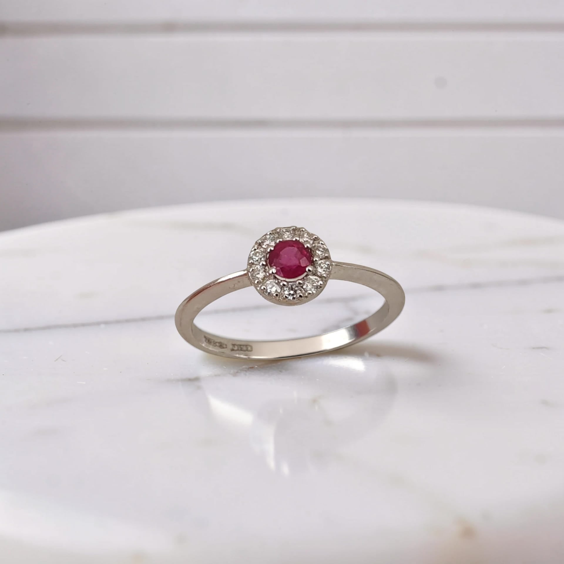 anello in oro bianco 18Kt con rubino centrale taglio rotondo 0.22 ct e diamanti naturali 0.11 ct G VS1