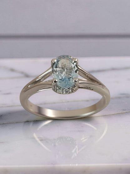 Dettagli Anello in oro bianco 18 kt con acquamarina ovale 0.69 ct e 8 punti di diamanti sui lati corti. Design Meteore Gioielli.