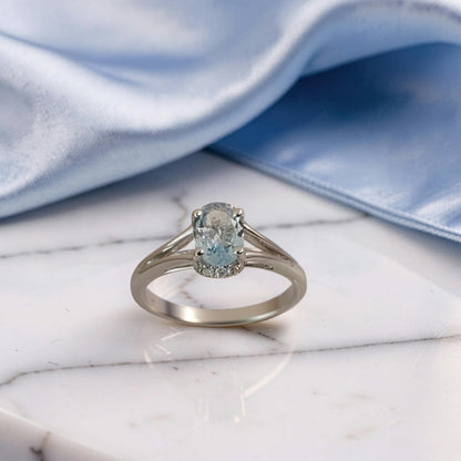Anello in oro bianco 18 kt con acquamarina ovale 0.69 ct e 8 punti di diamanti sui lati corti. Design Meteore Gioielli.