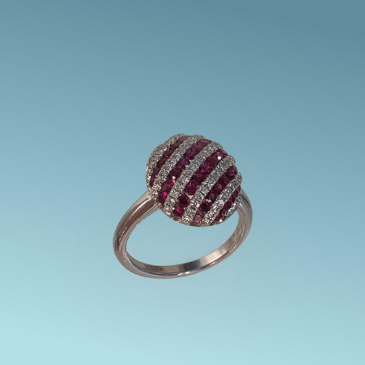  anello con diamanti e rubini incassati su un castone ovale in oro bianco a fasce obblique alternate