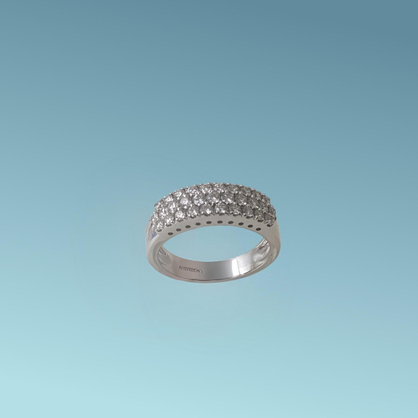 Anello a Fascia Pavé con Diamanti di Mirco Visconti è una creazione che incarna la raffinatezza con una superficie ricoperta di diamanti naturali di 0.72ct
