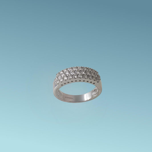 Anello a Fascia Pavé con Diamanti di Mirco Visconti è una creazione che incarna la raffinatezza con una superficie ricoperta di diamanti naturali di 0.72ct