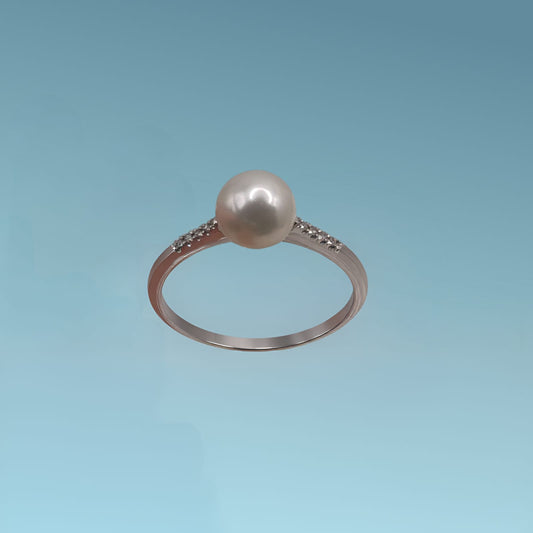 Anello in oro bianco 18kt di Mirco Visconti con perla di coltivazione in acqua dolce diam 6.5-7 e pavè di diamanti naturali taglio brillante ct 0.03