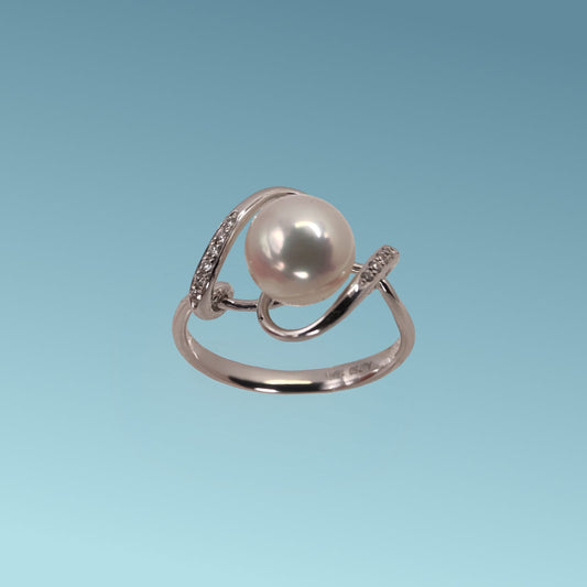 Anello in oro bianco 18kt di Meteore Gioielli con una luminosa perla Akoya diam 7.5-8 mm incassata al centro di una montatura con due file di diamanti naturali 