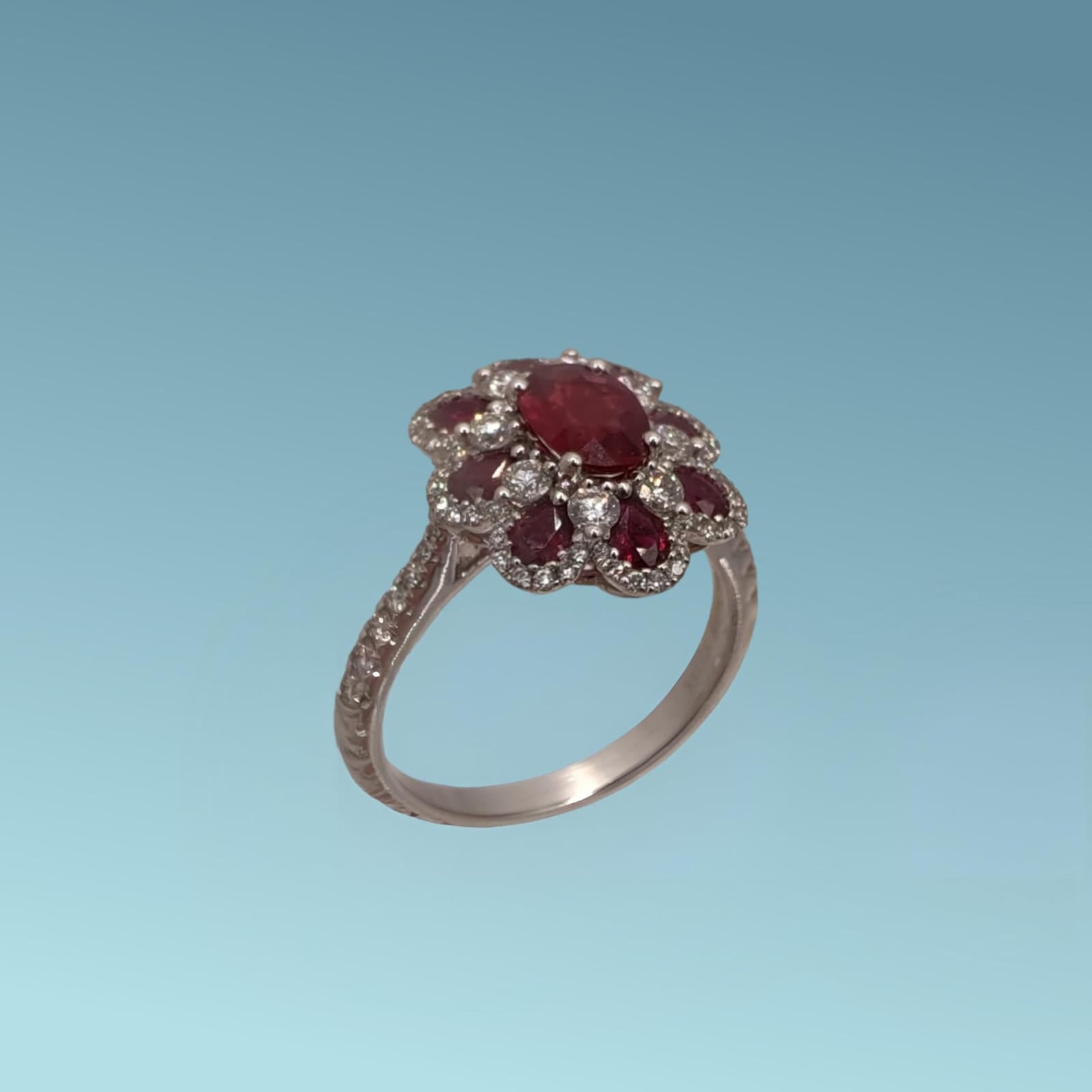 Anello oro bianco 18ct a forma di fiore con Rubini e diamanti naturali di Meteore Gioielli, vista latereale