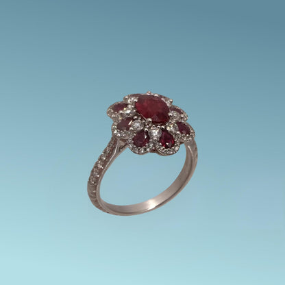 Anello oro bianco 18ct a forma di fiore con Rubini e diamanti naturali di Meteore Gioielli, vista latereale