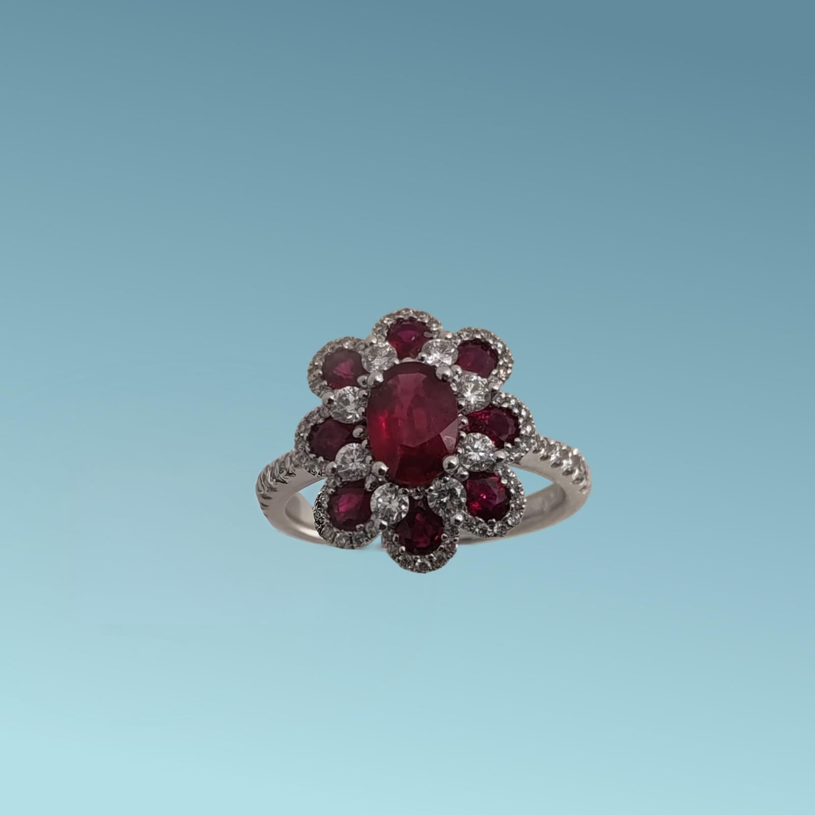 Anello oro bianco 18ct con Rubini e diamanti naturali a forma di fiore di Meteore Gioielli, vista frontale