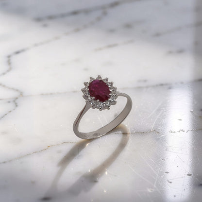 Dettaglio Anello in oro 18 kt con rubino ovale 0,65 ct e contorno di diamanti 0,23 ct. Scopri l'eleganza Meteore Gioielli
