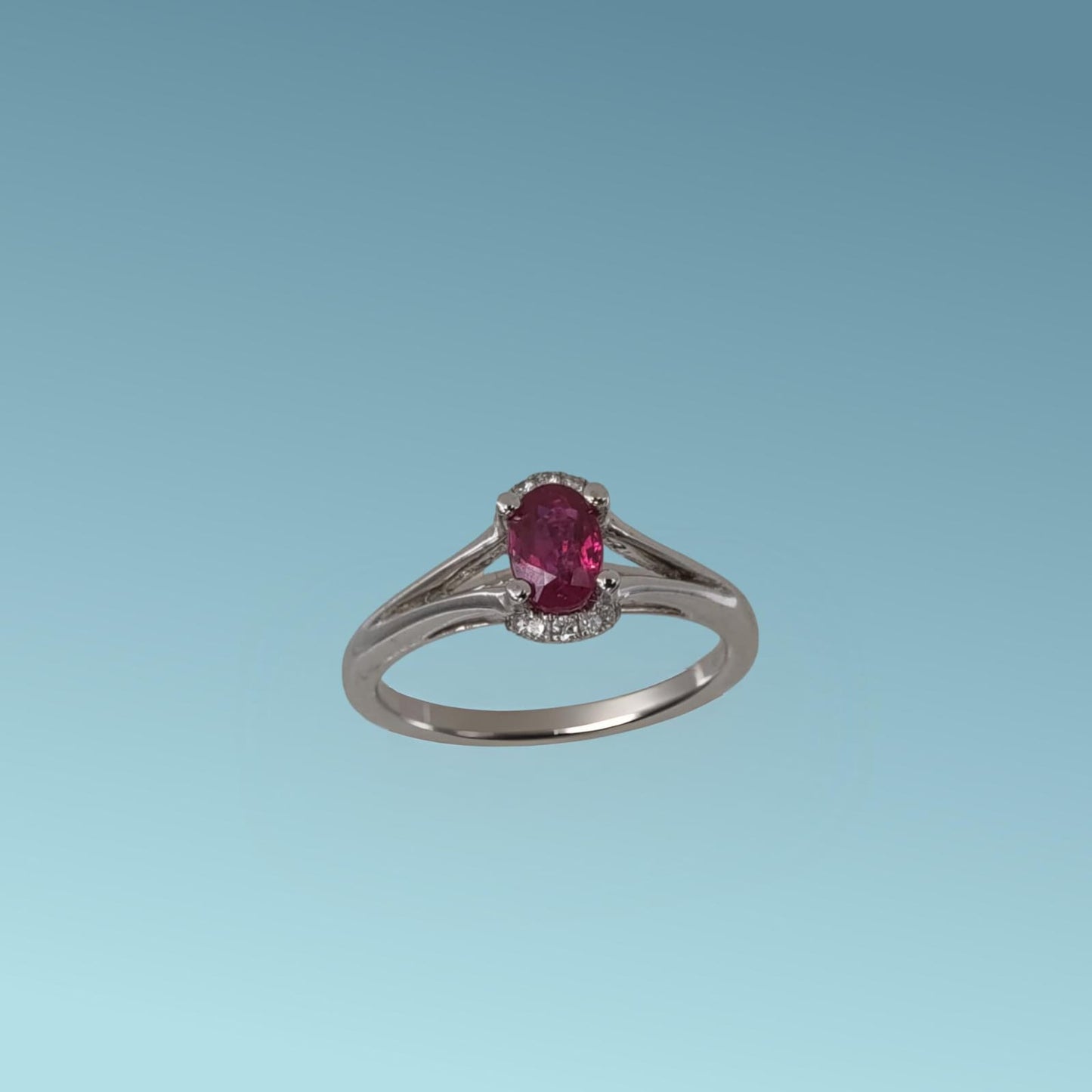 anello in oro bianco 18kt di meteore gioielli presenta un rubino naturale taglio ovale di ct 0.60 e due coroncine di diamanti naturali taglio brillante ct 0.07