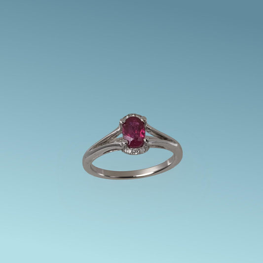 Anello in oro bianco 18kt di Meteore Gioielli presenta un rubino naturale taglio ovale di ct 0.60 e due coroncine di diamanti naturali taglio brillante ct 0.07