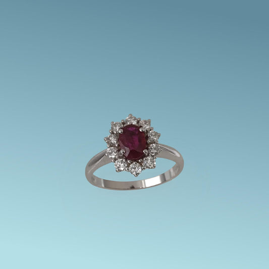 Anello in Oro Bianco 18k di Meteore Gioielli con al centro un rubino naturale da 85 carati taglio ovale e diamanti naturali per un totale di 0. 47 carati.