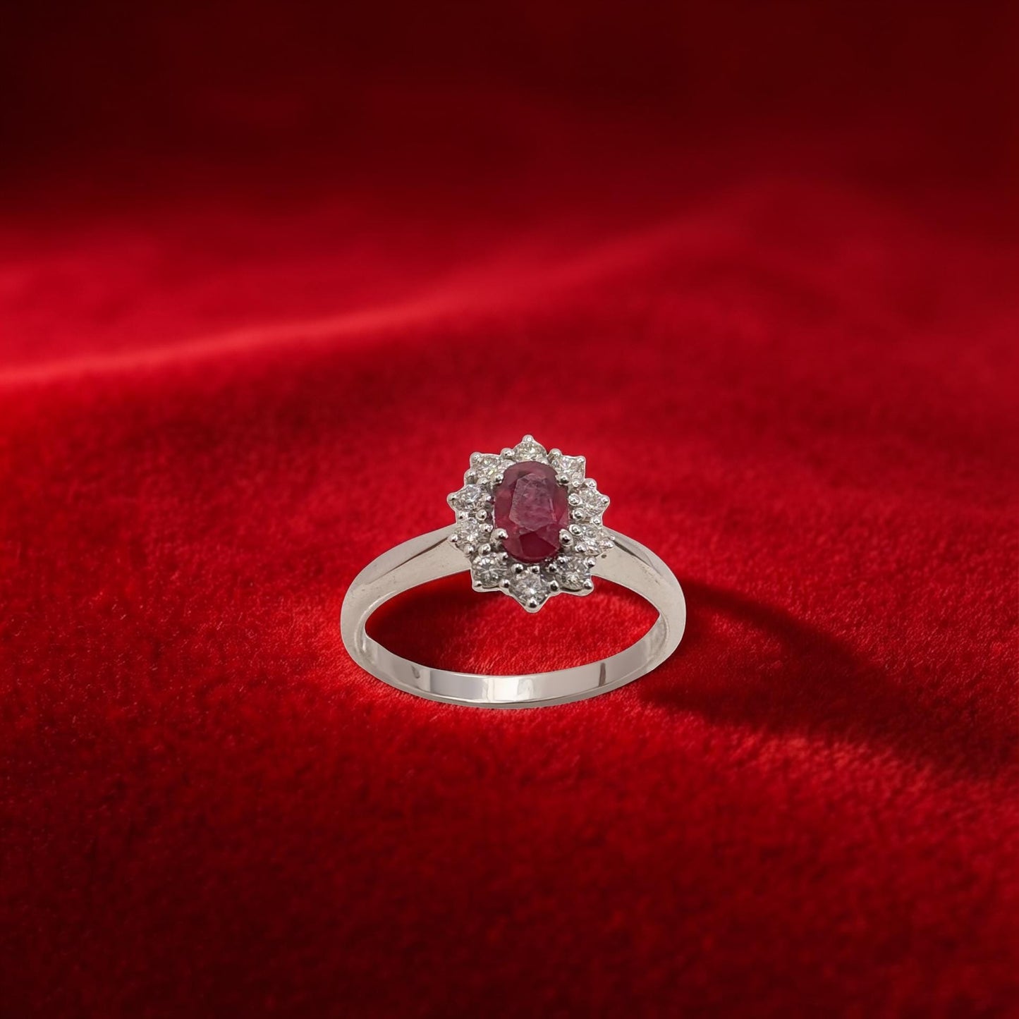 anello in oro bianco 18kt di meteore gioielli con rubino naturale taglio ovale ct 0.53 contornato da diamanti naturali taglio brillante ct 0.31.