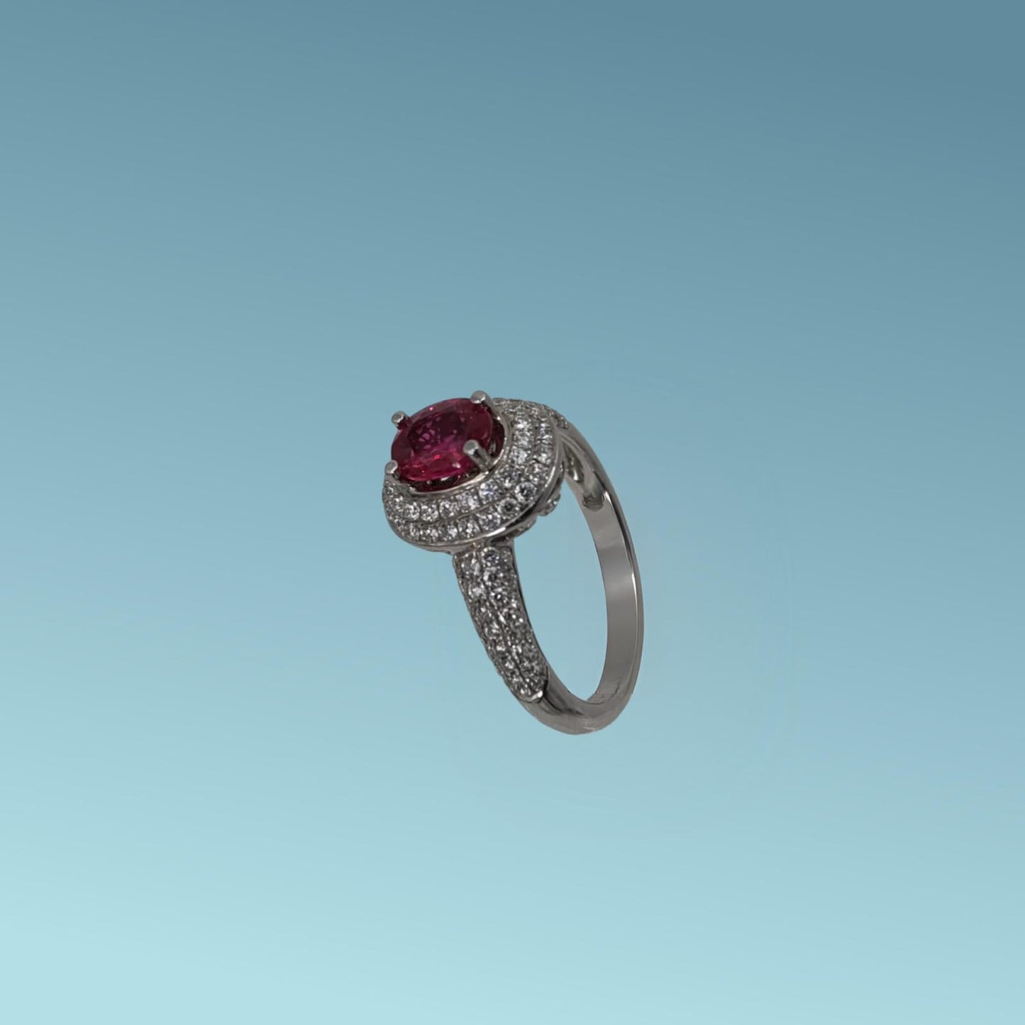anello in oro bianco 18kt di meteore gioielli combina la brillante tonalità rossa del rubino di ct 1.01 con un pavé di diamanti naturali di 0.74 ct g/vs . visto lateralmente