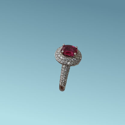 Anello in oro bianco 18kt di Meteore Gioielli combina la brillante tonalità rossa del rubino di ct 1.01 con un pavé di diamanti naturali di 0.74 ct G/VS. visto da un lato