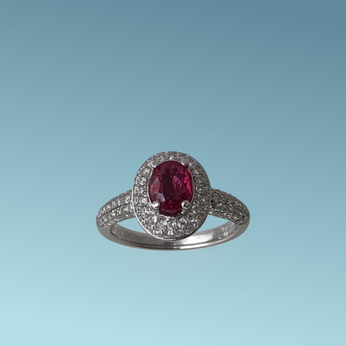 anello in oro bianco 18kt di meteore gioielli combina la brillante tonalità rossa del rubino di ct 1.01 con un pavé di diamanti naturali di 0.74 ct g/vs 