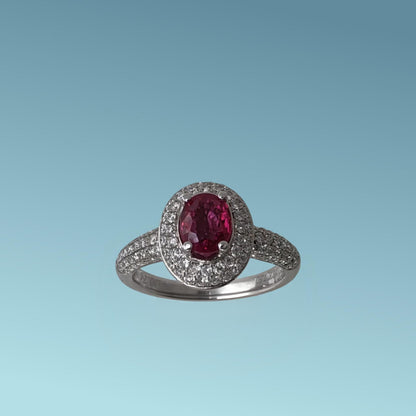 Anello in oro bianco 18kt di Meteore Gioielli combina la brillante tonalità rossa del rubino di ct 1.01 con un pavé di diamanti naturali di 0.74 ct G/VS 