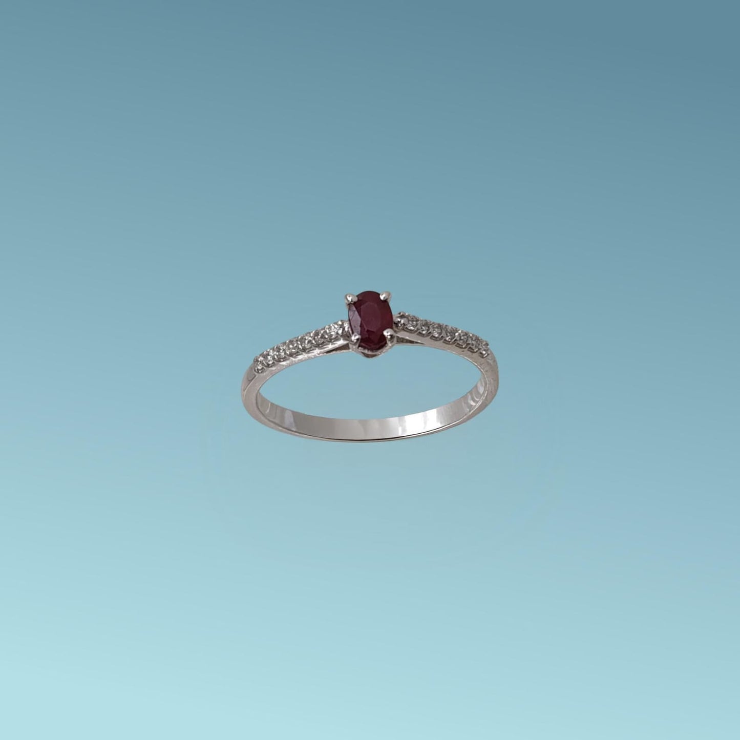  anello in oro bianco 18kt di meteore gioielli presenta un rubino naturale ct 0.29 incassato al centro e 14 diamanti naturali taglio brillante ai due lati sul gambo per un totale di 0.29 ct g/vs 