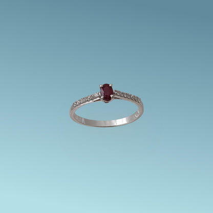  Anello in oro bianco 18kt di Meteore Gioielli presenta un Rubino naturale ct 0.29 incassato al centro e 14 Diamanti naturali taglio brillante ai due lati sul gambo per un totale di 0.29 ct G/VS 