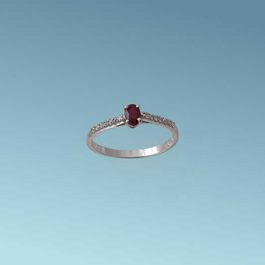  Anello in oro bianco 18kt di Meteore Gioielli presenta un Rubino naturale ct 0.29 incassato al centro e 14 Diamanti naturali taglio brillante ai due lati sul gambo per un totale di 0.29 ct G/VS 