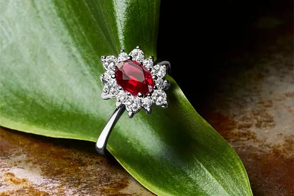 anello in oro con rubino e diamanti naturali di Mirco Visconti